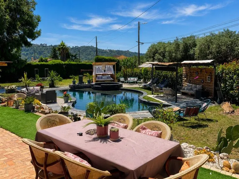 Jardin privé avec piscine, jacuzzi et espaces extérieurs à Carros